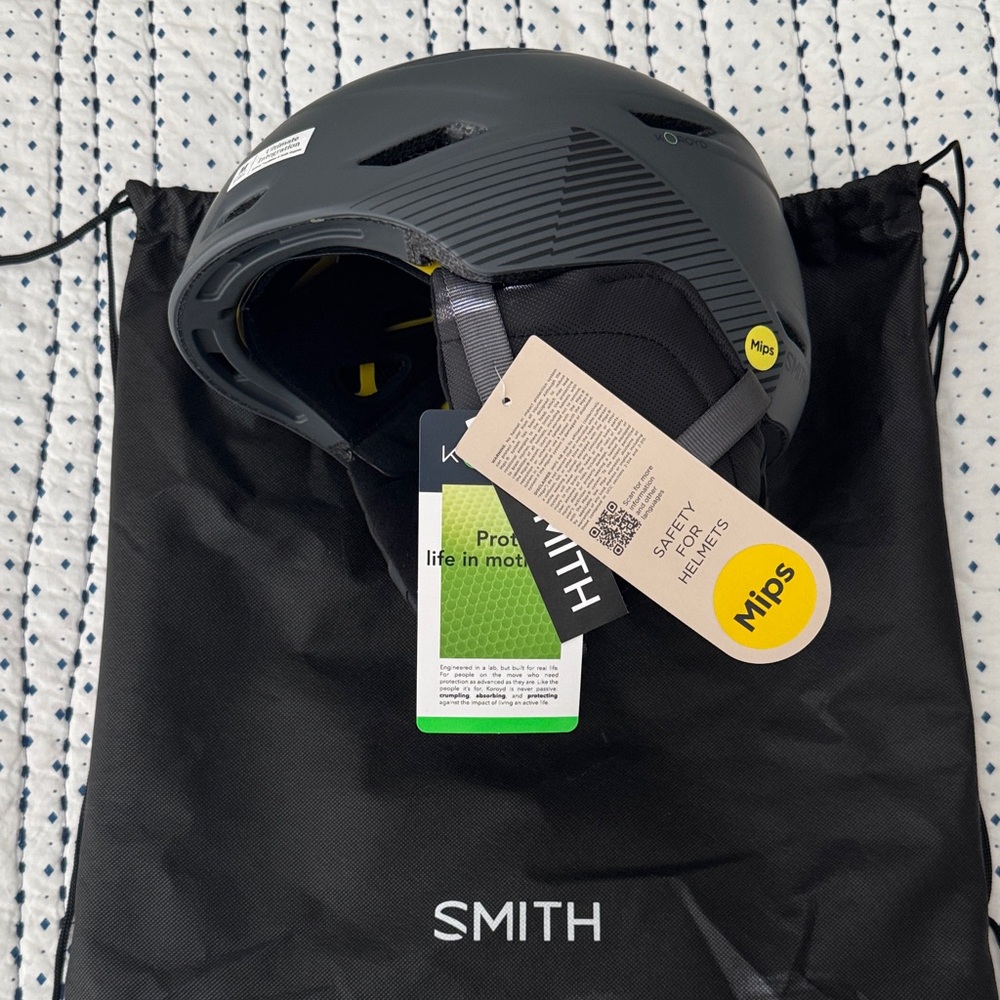 NWT SMITH Charcoal Ski/snowboard helmet